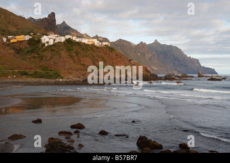 Frau zu Fuß entlang der Küste unter Almáciga Dorf in das Anaga-Gebirge, der Norden von Teneriffa auf den Kanarischen Inseln Stockfoto