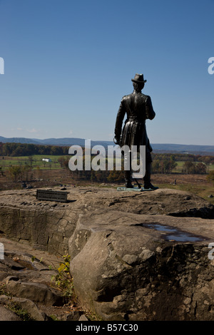 Bei Gettysburg, ein Denkmal für Union General Gouverneur Warren, steht auf einem Felsblock auf Little Round Top. Stockfoto