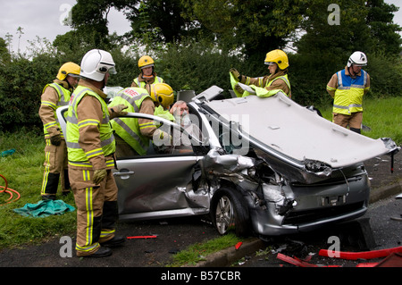 Feuerwehr besuchen Rtc in Cumbria und Autodach entfernen Stockfoto