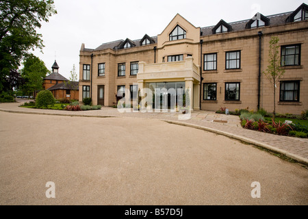 Ein moderner Anbau an ein altes viktorianisches Landhaus das heute ein Hotel und ein Fitnessstudio Komplex ist. Stockfoto