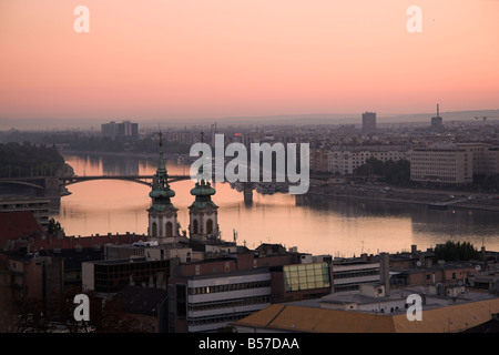 Panoramablick über die Donau bei Sonnenaufgang, Sankt-Anna-Kirche, Budapest, Ungarn Stockfoto