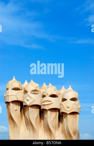 Krieger wie Schornsteine auf Terrasse Dach der Casa Mila La Pedrera Gebäude entworfen von Antoni Gaudi Barcelona Katalonien Spanien Stockfoto