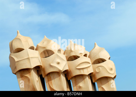 Krieger wie Schornsteine auf Terrasse Dach der Casa Mila La Pedrera Gebäude entworfen von Antoni Gaudi Barcelona Katalonien Spanien Stockfoto