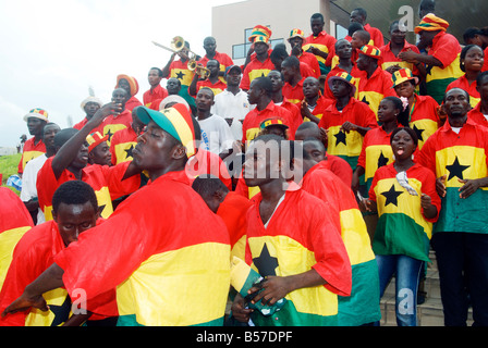 Eine Gruppe von Fans anfeuern Ghanas Nationalmannschaft die Black Stars während der CAN2008 zieht in Accra, Oktober 2007 Stockfoto