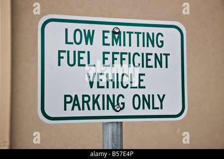 Melden Sie sich "Nur niedrig emittierenden Fahrzeug parken". Stockfoto