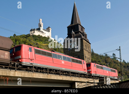 Doppelköpfige Erz Zug vorbei Braubach am Rhein mit der Marksburg Schloss im Hintergrund. Stockfoto