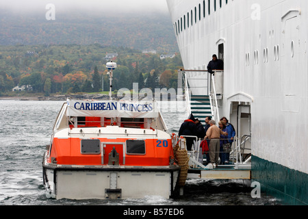 Laden auf einem Kreuzfahrtschiff Passagiere Ausschreibung für die Übertragung an Land von Bar Harbor, Maine Stockfoto