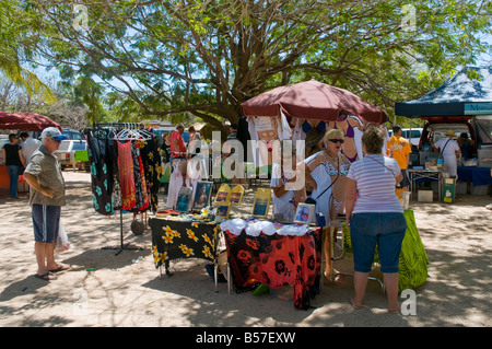 Die Broome-Märkte finden jeden Samstag und Sonntag auf dem Gelände des örtlichen Hofhauses im Schatten eines Boab-Baumes statt Stockfoto