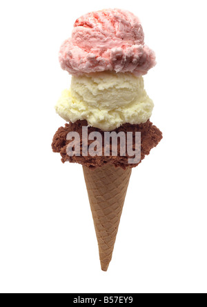 Drei Kugeln Schoko Vanille- und Erdbeereis auf einem zuckerhut einen weißen Hintergrund Silhouette Stockfoto