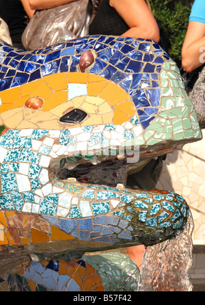 Schuss in den Kopf von Antoni Gaudis Bio Fliesen Mosaik Skulptur eines Drachen die schützt die Stufen am Parc Güell, Barcelona, Spanien Stockfoto