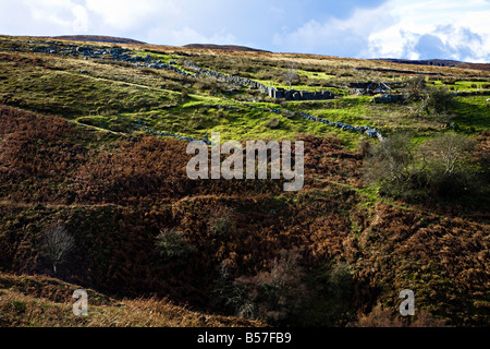 Verfallenen Scheune in Industrielandschaft mit Bergbau Steigungen Pwll Du Hang in der Nähe von Blaenavon Wales UK Stockfoto