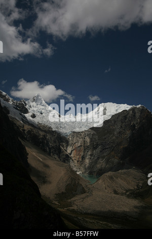 Blick vom Paso Karakara (4830m) der Laguna Jancarurish und Quebrada Alpamayo, Cordillera Blanca, Parque Nacional Huascaran, Peru Stockfoto