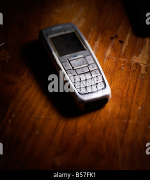 Stimmungsvolle Foto ein alter Handys über einem alten Holztisch Stockfoto