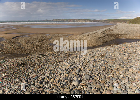 Kieselsteine am Strand von Newgale. Stockfoto