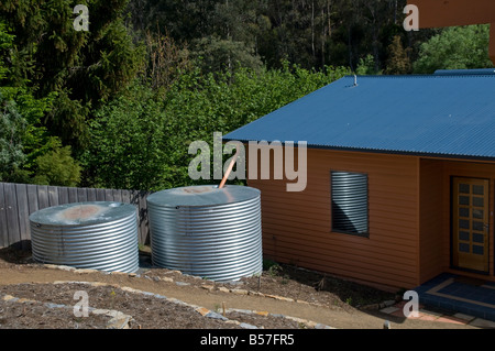 Wassertanks auf Haus in Hobart Tasmanien Australien installiert Stockfoto