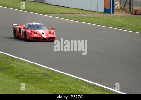 Roter Ferrari FXX racing Stockfoto