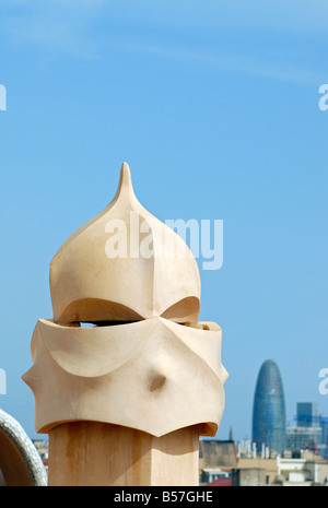 Krieger wie Schornstein auf dem Dach der Casa Mila La Pedrera mit Torre Agbar Gebäude im Hintergrund Barcelona Katalonien Spanien Stockfoto