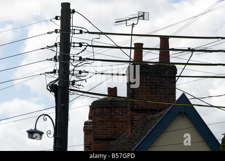 Obenliegenden Stromleitungen Stromversorgung von Häusern in Seckford Street, Woodbridge, Suffolk, UK. Stockfoto
