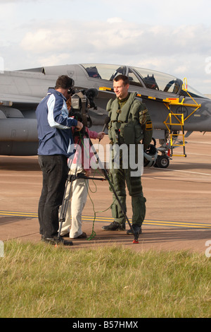 Jet Fighter Pilot wird von lokalen Medien Presse Videokamera Fernsehteam interviewt Stockfoto