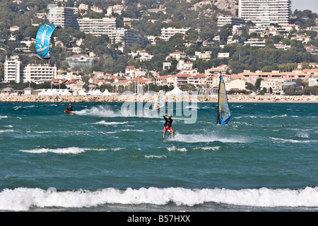 Windsurfer im Pointe Rouge in der Nähe von Marseille Provence Frankreich Stockfoto