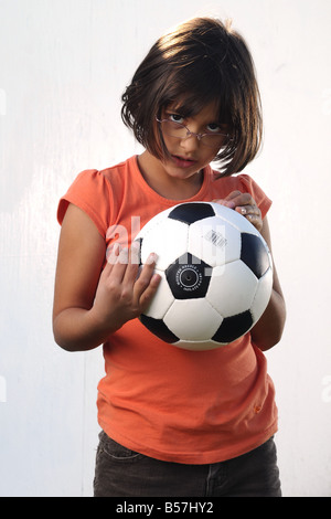 Mädchen mit Fußball. Stockfoto