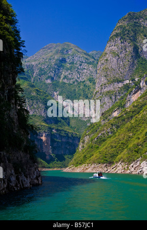 Majestätische Berggipfel entlang des Daning-Flusses in kleinen drei Schluchten Yangzi Fluss China JMH3399 Stockfoto