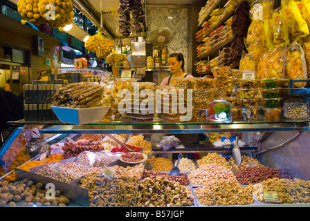 Stall Verkauf Nüssen und Samen bei La Boqueria-Markt in Barcelona-Spanien-Europa Stockfoto