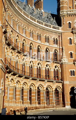 St Pancras Station, Midland Grand Hotel gebogene Flügel am westlichen Ende von Main, Euston Road, Höhe. Stockfoto