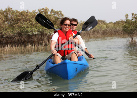 Kajak Tour im privaten Wildreservat Sir Bani Yas Insel im Persischen Golf in der Nähe von Abu Dhabi Vereinigte Arabische Emirate Stockfoto