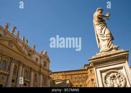 St. Peter Basilika und Papst Pius dem neunten Statue, Petersplatz, Piazza San Pietro, Vatican Stadt, Rom, Italien Stockfoto