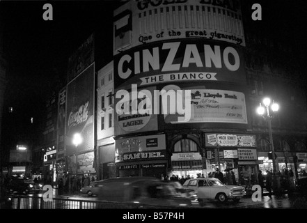 Piccadilly ohne Licht. Piccadilly Circus ist um 19:15 auf Samstag, 12. Dezember 1970 wegen macht Streik verdunkelt. Dezember 1970 Stockfoto