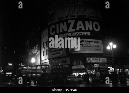 Piccadilly ohne Licht. Piccadilly Circus ist um 19:15 auf Samstag, 12. Dezember 1970 wegen macht Streik verdunkelt. Dezember 1970 Stockfoto