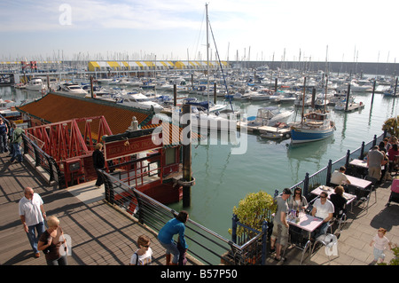 Yachten liegen in Brighton Marina , Sussex , England UK 2008 Stockfoto