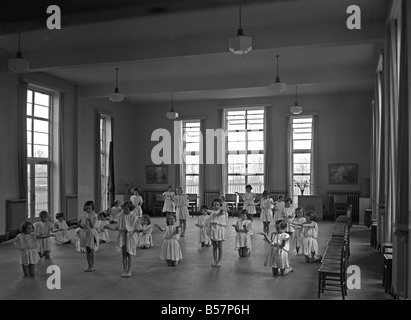 A-Klasse Tanz und Bewegung für Mädchen in einer Schule in Leicester, England, ca. 1955 Stockfoto