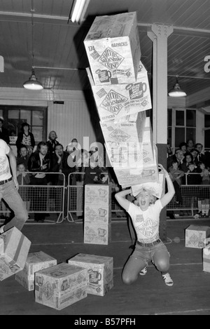 Ungewöhnlich: Spiele wurden zur Einführung der neuen Tasche von Blausalz in der Smith-Chips in Covent Garden gestern gespielt. Modelle und Mitglieder des Vereins Gemeinschaft Covent Garden traten in ein paar Wettbewerbe. Januar 1975 75-00224-003 Stockfoto