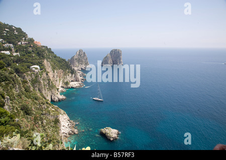 Die Küstenlinie der Insel Capri, mit den berühmten Faraglioni-Felsen auf der Rückseite geschliffen, Capri, Neapel, Italien, Europa Stockfoto