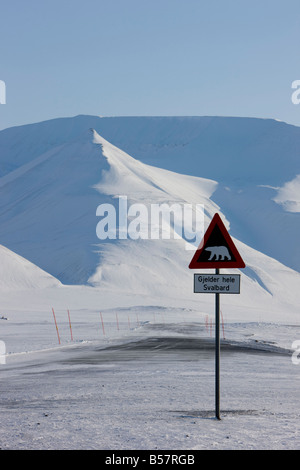 Eisbär unterzeichnen, Longyearbyen, Svalbard, Spitzbergen, Arktis, Norwegen, Skandinavien, Europa Stockfoto