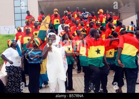 Eine Gruppe von Fans der Nationalmannschaft Ghanas Black Stars während der offiziellen zieht der CAN2008 in Accra Oktober 2007 Stockfoto