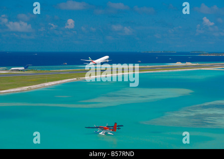 Passagier-Jet vom internationalen Flughafen Malé und Maldivian Air Taxi bereit auszuziehen, Malediven, Indischer Ozean, Asien Stockfoto