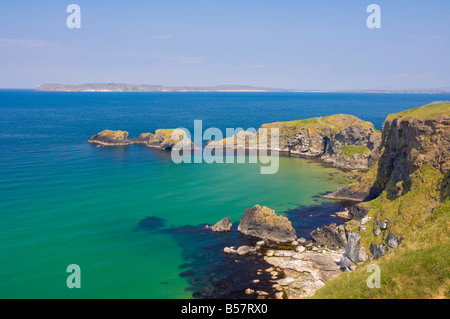 Carrick Island in Larrybane Bay und Rathlin Island im Hintergrund, County Antrim, Ulster, Nordirland Stockfoto