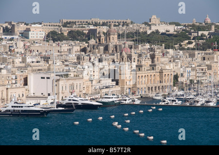 Blick auf den Grand Harbour und die Stadt von Vittoriosa entnommen Barracca Gärten, Valletta, Malta, Mittelmeer, Europa Stockfoto