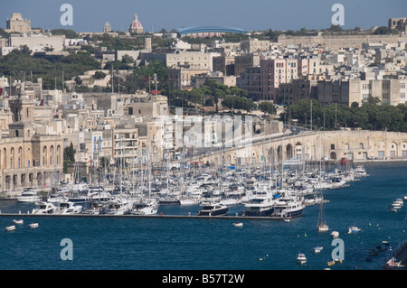 Blick auf den Grand Harbour und die Stadt von Vittoriosa entnommen Barracca Gärten, Valletta, Malta, Mittelmeer, Europa Stockfoto