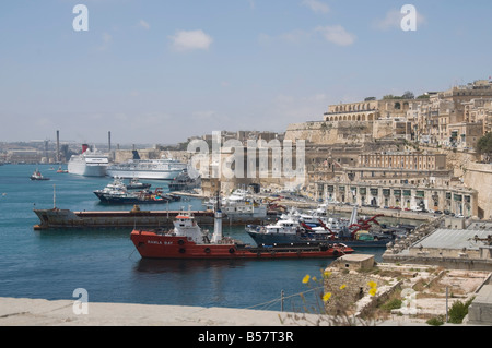 Angelboote/Fischerboote mit Barracca Gärten in Ferne, Valletta, Malta, Mittelmeer, Europa Stockfoto