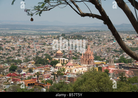 Blick vom Mirador mit der Kirche La Parroquia, San Miguel de Allende (San Miguel), Bundesstaat Guanajuato, Mexiko, Nordamerika Stockfoto