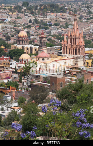 Blick vom Aussichtspunkt über der Kirche La Parroquia, San Miguel de Allende (San Miguel), Bundesstaat Guanajuato, Mexiko, Nordamerika Stockfoto