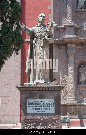 Statue außerhalb der Oratorio de San Felipe Neri, eine Kirche in San Miguel de Allende (San Miguel), Bundesstaat Guanajuato, Mexiko Stockfoto