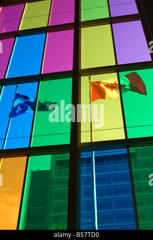 Quebec Provinz Flagge und der kanadischen Nationalflagge, Montreal, Quebec, Kanada, Nordamerika Stockfoto