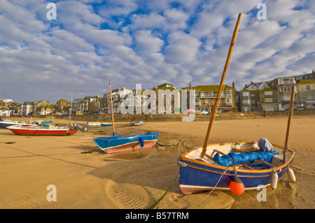 Seltsame Wolkenbildung in den frühen Morgenstunden mit kleinen Cornish Angelboote/Fischerboote bei Ebbe im Hafen von St. Ives, Cornwall Stockfoto