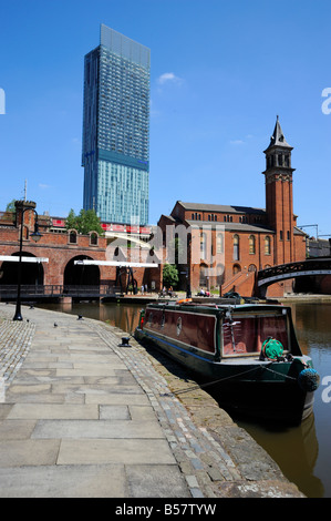 Kanalboot an Castlefield mit dem Beetham Tower im Hintergrund, Manchester, England, Vereinigtes Königreich, Europa Stockfoto