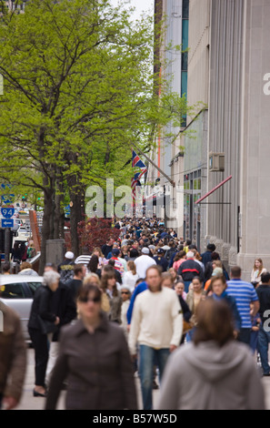 Shopper am North Michigan Avenue, der Magnificent Mile, Chicago, Illinois, Vereinigte Staaten von Amerika, Nordamerika Stockfoto